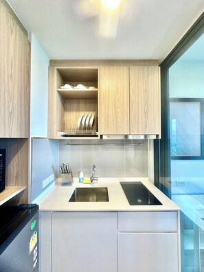 Eine moderne Küche mit doppelter Spüle, Holzschränken und integriertem Geschirrtrockner.