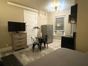 Room - Iron Rider Studio - Couples Retreat in Charming Walkable Downtown Hot Springs (Hot Springs)