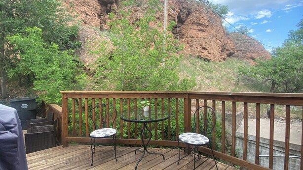Outdoor dining - Iron Rider Studio - Couples Motorcycle Theme Loft Walkable Downtown Hot Springs (Hot Springs)