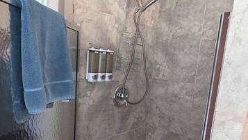 SĂšche-cheveux, serviettes fournies, savon, shampoing
