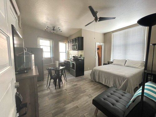 Iron Rider Studio - Couples Retreat in Charming Walkable Downtown Hot Springs