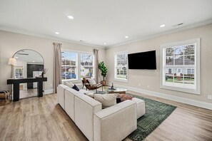 Living area - Cozy 2BED 2.5BA Townhome only 6 mins from Uptown Charlotte/ Bank of America Stad (Charlotte)