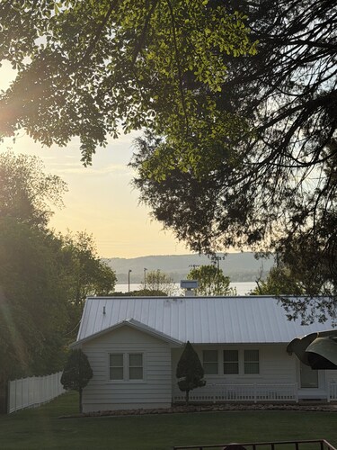 Spacious family friendly home minutes from downtown Guntersville and docks