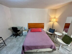 1 dormitorio, tabla de planchar con plancha, Internet y ropa de cama