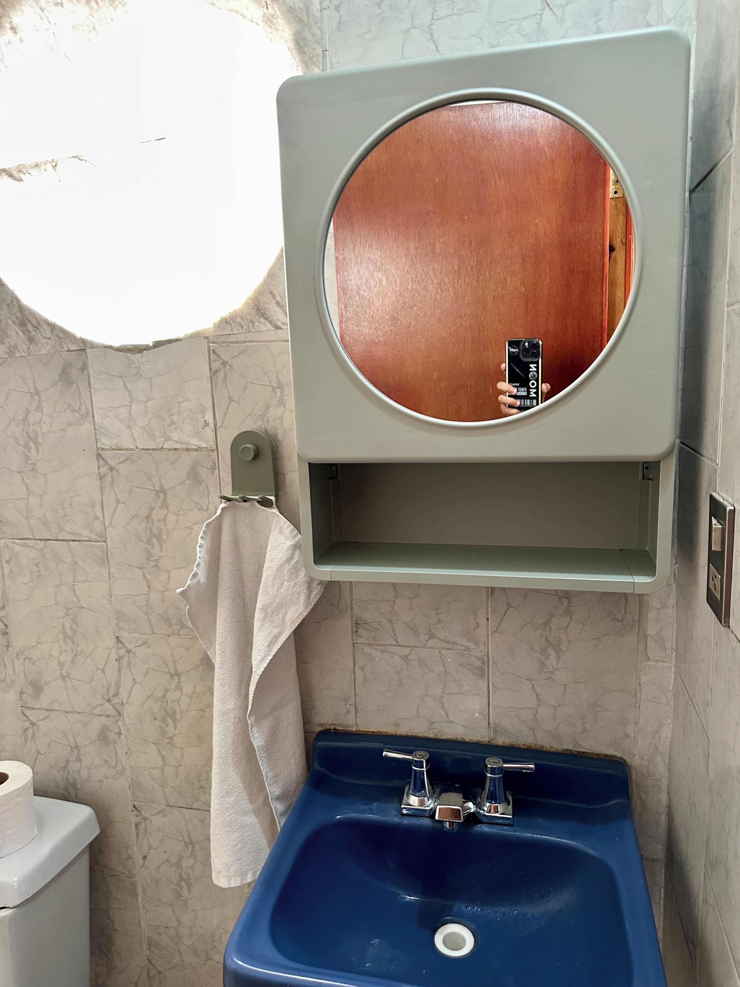Secador de pelo, toallas, jabón y papel higiénico