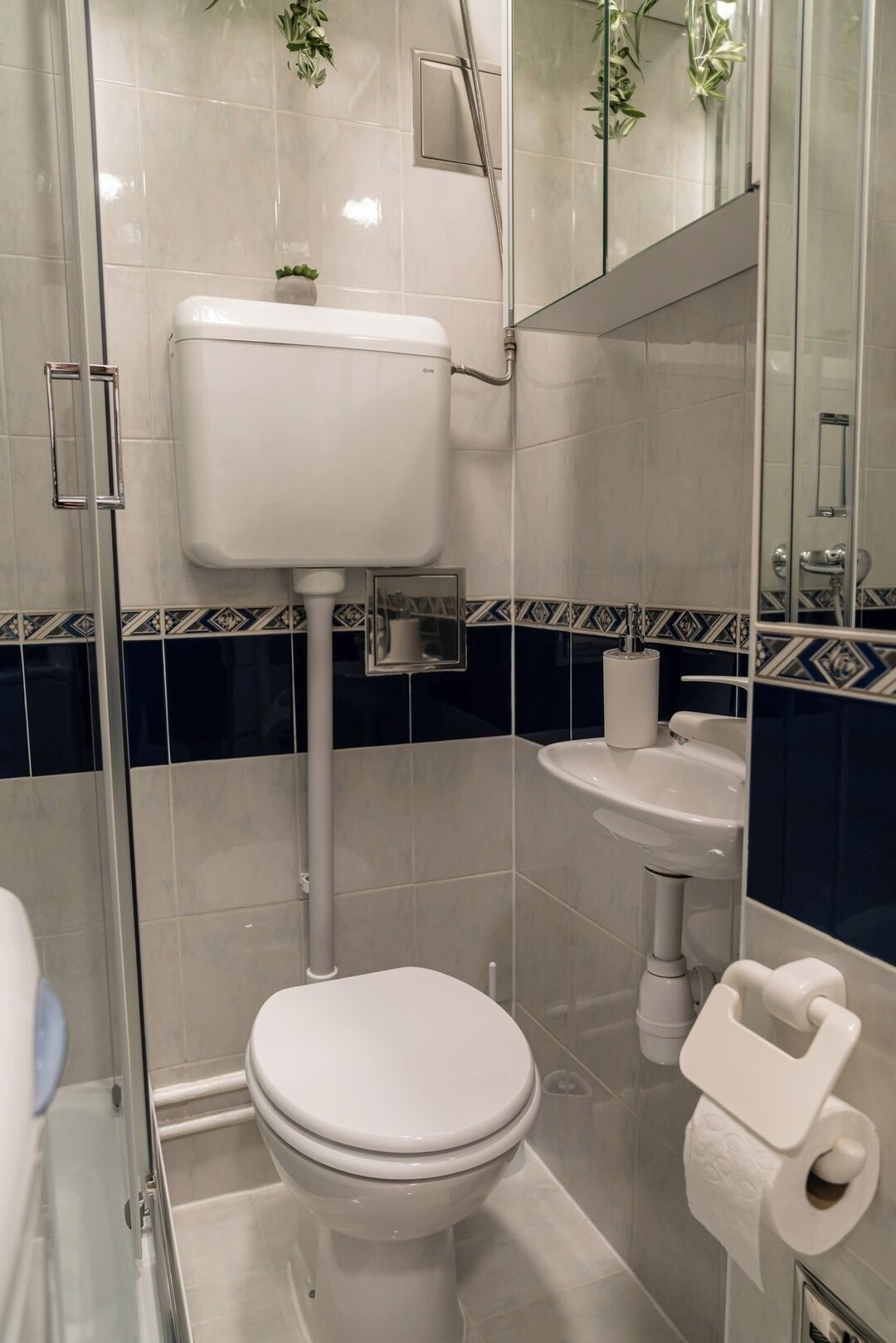 Et moderne badeværelse med toilet, bidet og håndvask.