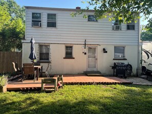 Outdoor dining - Pet Friendly Suburban Retreat (Stamford)