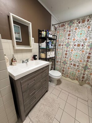 Bathroom - Pet Friendly Suburban Retreat (Stamford)