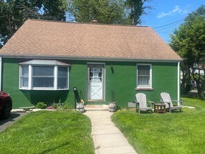Exterior - Pet Friendly Suburban Retreat (Stamford)
