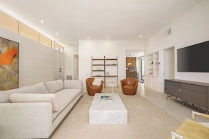 Smart TV, fireplace, books - "The Sandpiper House"- Mid-Century Desert Retreat (Palm Desert)