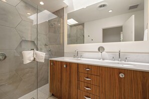 Een douche, een haardroger, handdoeken, zeep