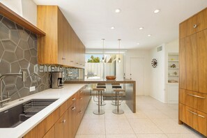 Fridge, microwave, oven, stovetop - "The Sandpiper House"- Mid-Century Desert Retreat (Palm Desert)
