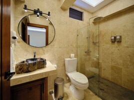 Luxury Villa, Mountain View | Bathroom