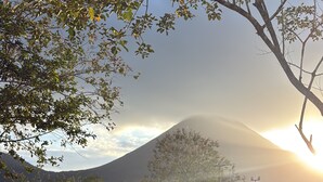 A park with a grassy area, a pathway, and a mountain in the background. - Arenal Volcanic Villas (La Fortuna)