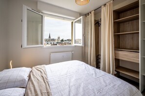 1 slaapkamer, een strijkplank/strijkijzer, gratis wifi, beddengoed