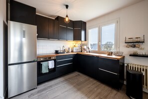 Een koelkast, een magnetron, een oven, een vaatwasser