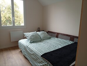 Iron/ironing board, free WiFi, bed sheets