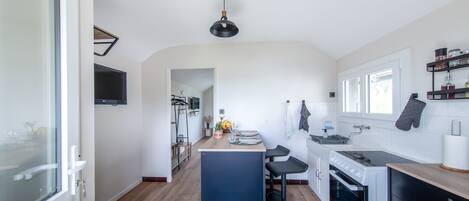 KĂŒhlschrank, Mikrowelle, Ofen, Wasserkocher mit Kaffee-/Teezubehör
