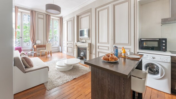 Una cucina moderna con forno, microonde e lavatrice.