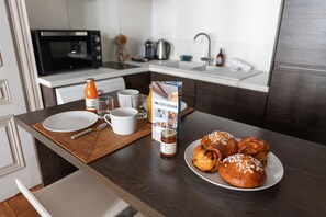 Een koelkast, een magnetron, een oven, een vaatwasser