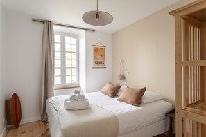 4 slaapkamers, een strijkplank/strijkijzer, gratis wifi, beddengoed