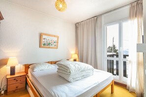 1 habitación y tabla de planchar con plancha 