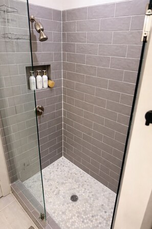 Shower, hair dryer, bidet, towels - FIFA 2026 RETREAT - 2BR Sleeps 6 - Bikes - BeltLine to Stadium - Walkable (Atlanta)