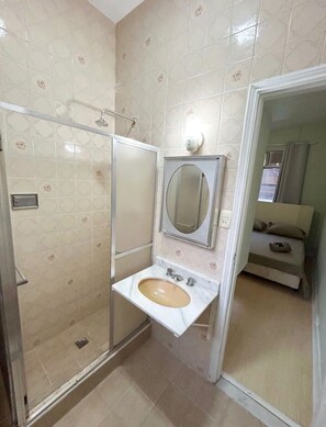Towels, soap, toilet paper - Cozy apartment in Copacabana, 300 meters from the beach. (Rio de Janeiro)