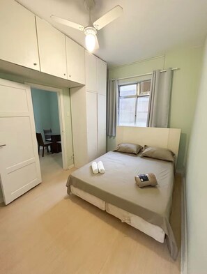 1 habitación, tabla de planchar con plancha, wifi y ropa de cama 