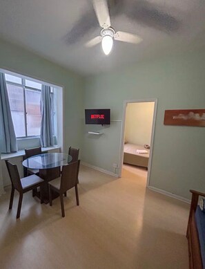 Dining - Cozy apartment in Copacabana, 300 meters from the beach. (Rio de Janeiro)