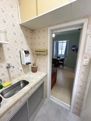 Private kitchen - Cozy apartment in Copacabana, 300 meters from the beach. (Rio de Janeiro)