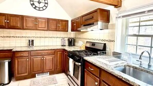Coffee/tea maker, fridge, microwave, oven - Charming cottage in beautiful Redding minutes from Ridgefield, Wilton & Danbury (Redding)