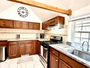 Wasserkocher mit Kaffee-/Teezubehör, Kühlschrank, Mikrowelle, Ofen