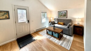 Smart TV - Charming cottage in beautiful Redding minutes from Ridgefield, Wilton & Danbury (Redding)