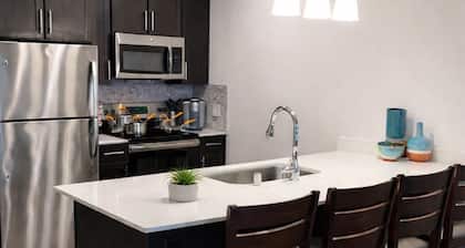 5 Star Location King Suite Legacy W. Free Parking