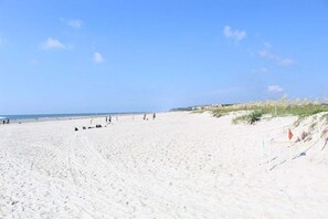 Beach nearby - New Construction, Quick Walk to Beach, Chefs Kitchen, Pool, Free Golf (Hilton Head Island)