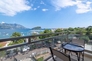 Outdoor dining - Luxury Seaview Apartment in Budva Centre – 50m from Beach, Near Old Town (Budva)