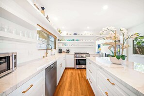 Fridge, microwave, oven, stovetop - Sea Lane Pearl: 3-Story Retreat near the Ocean (La Jolla)