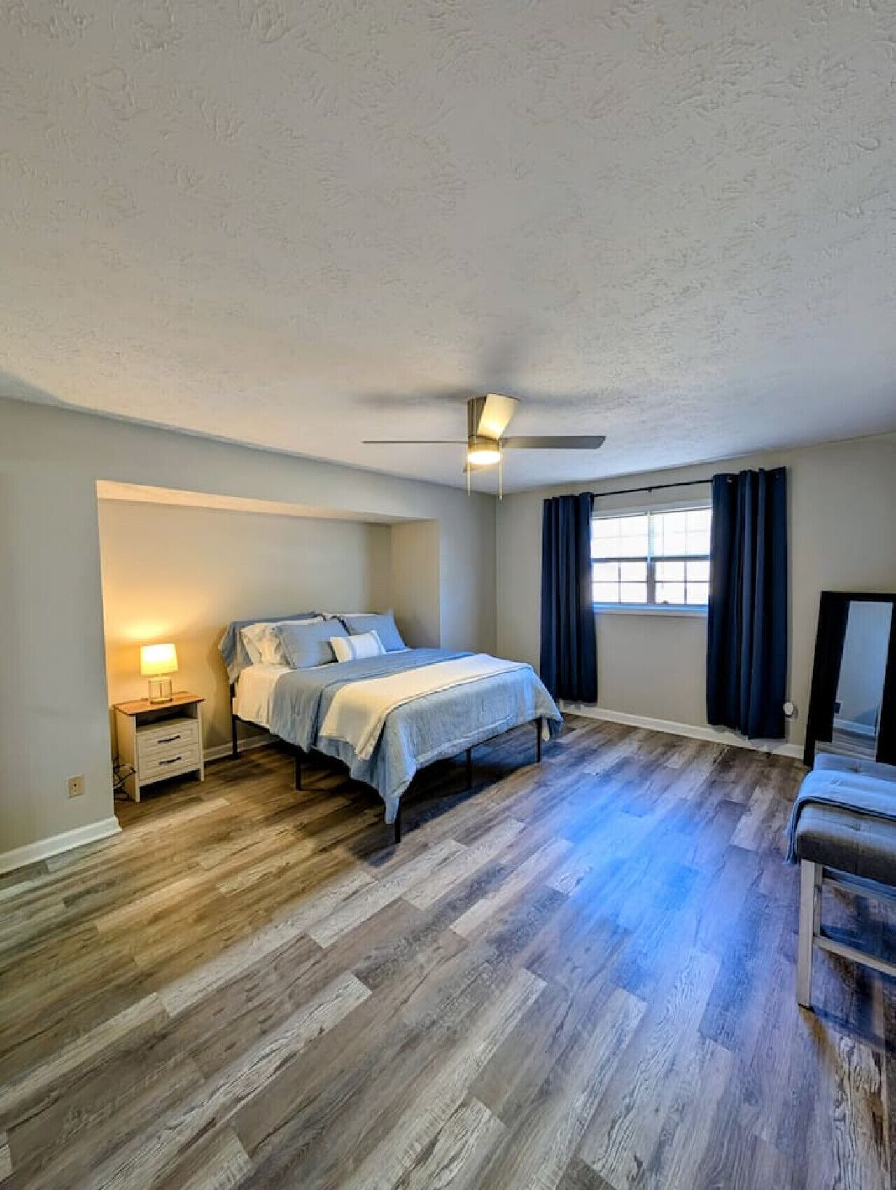 Desk, iron/ironing board, WiFi, bed sheets