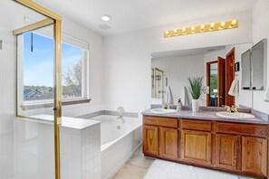 Hair dryer, towels - Hot Tub + Gym + Workstations | Family Favorite (Broomfield)