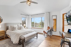 3 bedrooms, desk, iron/ironing board, travel cot - Hot Tub + Gym + Workstations | Family Favorite (Broomfield)