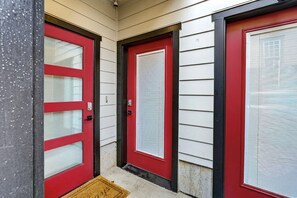 Exterior detail - Welcome to the Golden Nest (Portland)