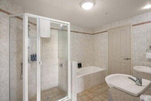 Hair dryer, towels, soap, shampoo - Coastal Escape - Sun City 301 (Gold Coast)