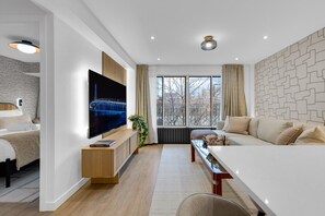 1 Schlafzimmer, Schreibtisch, Bügeleisen/Bügelbrett, Reisekinderbett