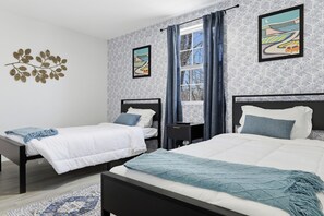 4 bedrooms, iron/ironing board, WiFi, bed sheets - Delightful 4-bedroom house with AC in vibrant Detroit (Detroit)
