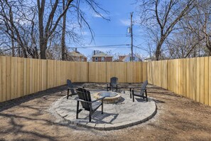 Property grounds - Delightful 4-bedroom house with AC in vibrant Detroit (Detroit)