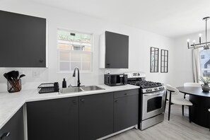 Private kitchen - Delightful 4-bedroom house with AC in vibrant Detroit (Detroit)