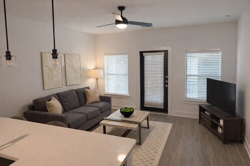 Frisco Retreat  King Bed  Near Hotspots