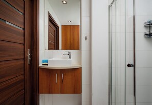 Shower, hair dryer, towels - Grzybowska Pleasant Apartment (Warszawa)
