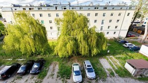 Un edificio a più piani con un’area di parcheggio davanti.